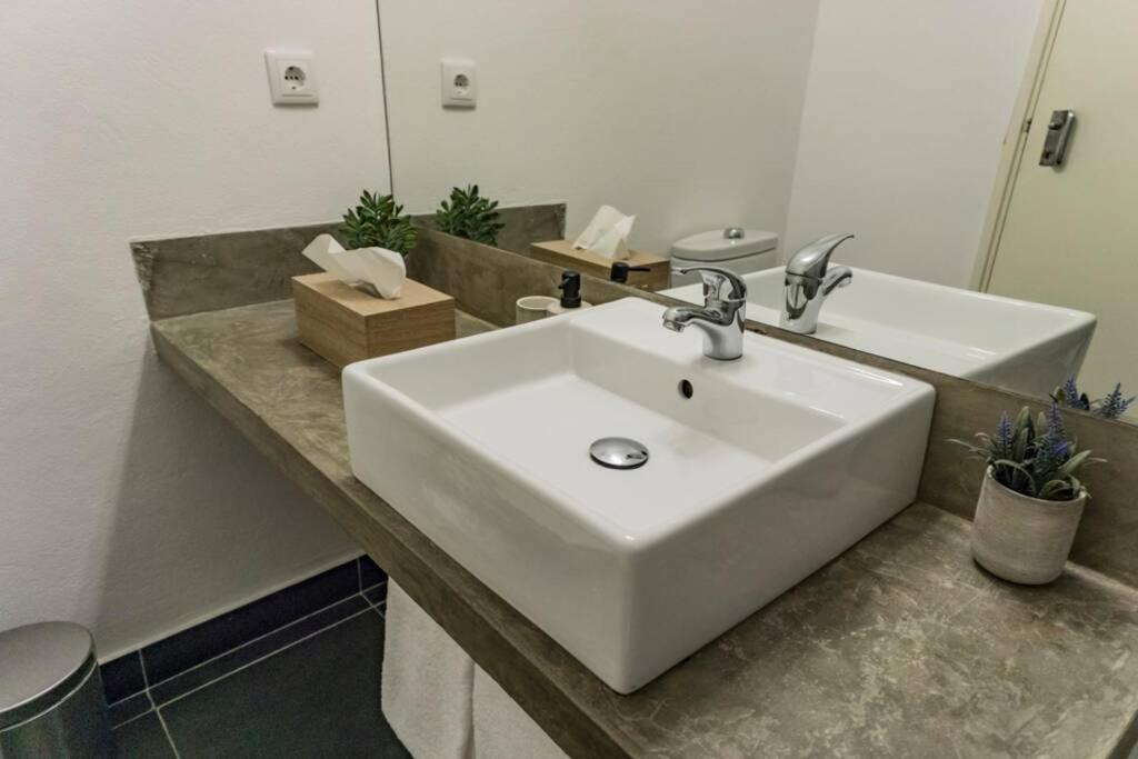 Lalitana Center Apartment Lagos Bagian luar foto